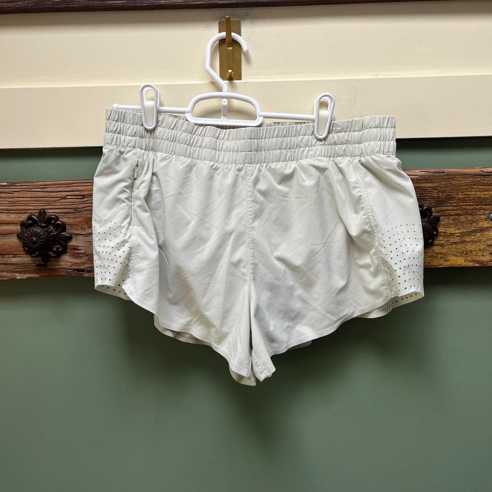 Athleta Hustle 3" Shorts Womens Medium Light Sage Running Athletic Perforated
